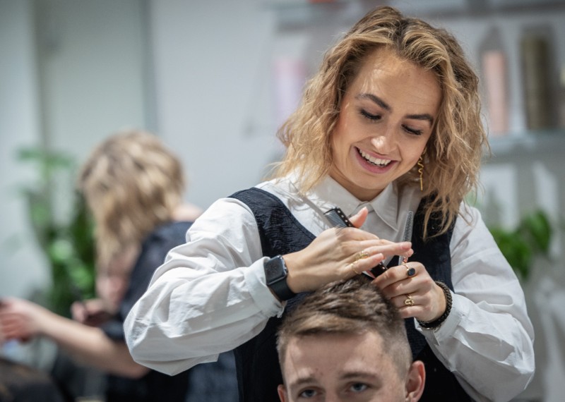 Helene Hausager har åbnet sin egen frisørsalon, Haus.Concept, med én klar mission - hun vil løfte sit fags ry.