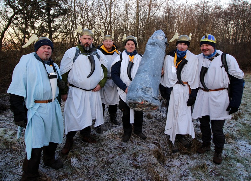 Hvert hold medbragte en stor bautasten på deres ruter i Klokkerholm og omegn.