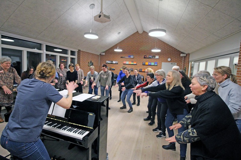Hjallerup Gospelkor øver sig i øjeblikket på et brag af en jubilæumskoncert.