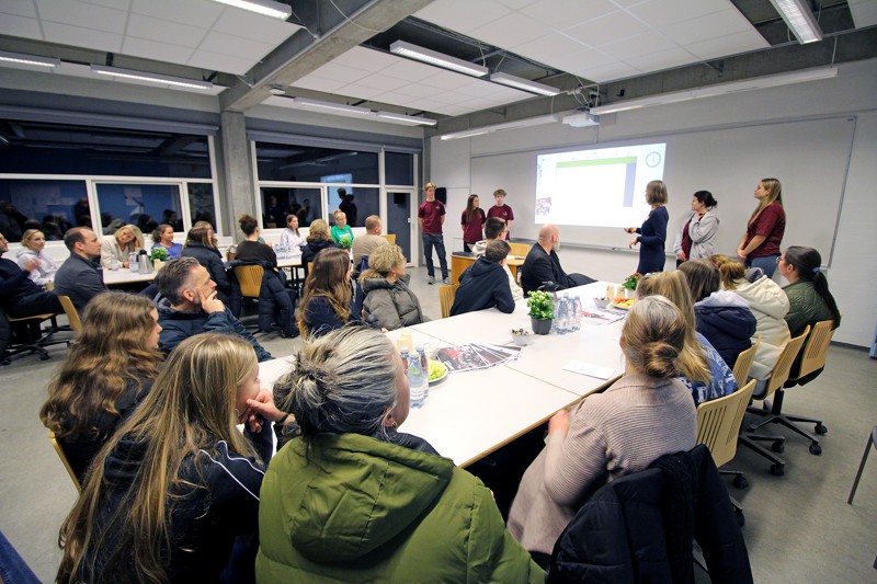 I klasseværelserne fortalte lærere og elever om livet på skolen og besvarede spørgsmål.
