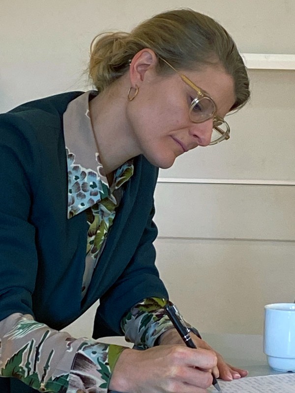 Beskæftigelsesministeren lyttede til kritikken og noterede flittigt fra de mange indlæg fra deltagerne.