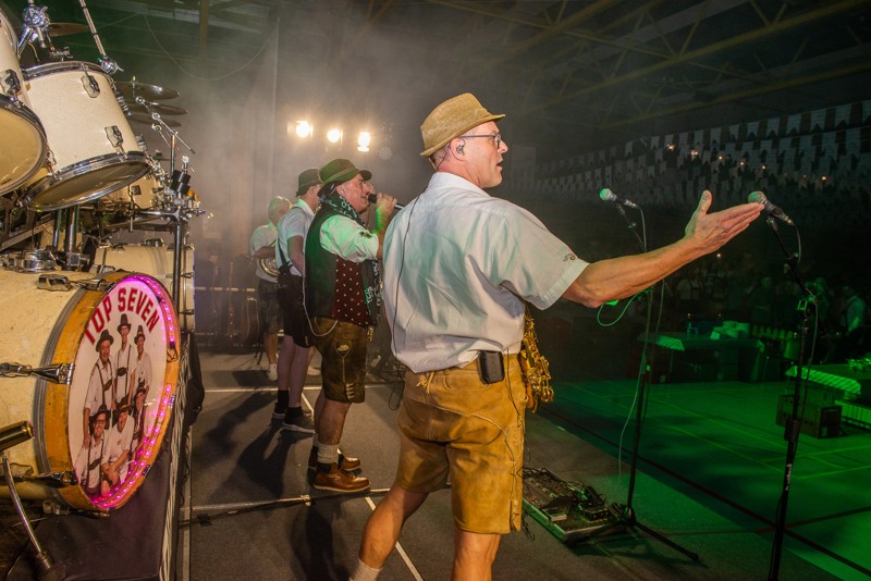 Fredag den 22. september afholdes Bierfest i Øster Hornum, hvor orkestret TopSeven spiller op til dans.
