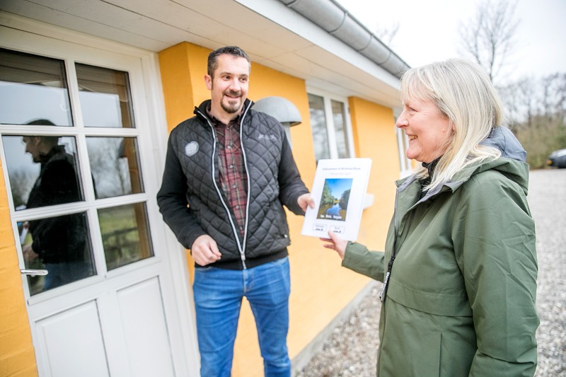 Den nye mappe er klar. Anne Marie Larsen fra initiativgruppen var forleden forbi med et eksemplar til Morten Carlsen, som snart får nye naboer.