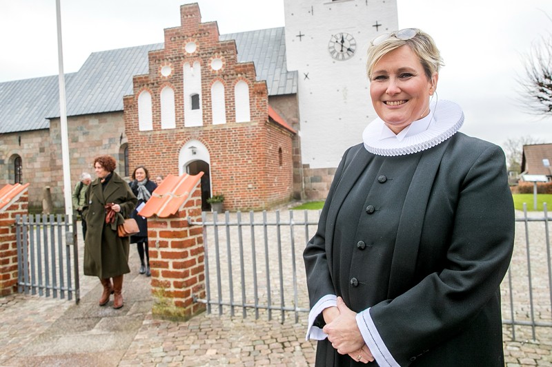 Louise Ploug Poulsen blev søndag indsat som konstirueret sognepræst ved Vester Hassing Kirke.
