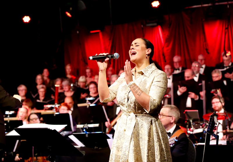 Koret har sunget med mange af landet stjerner. Blandt andet Lis Sørensen, Søs Fenger, Flemming Bamse Jørgensen og her Julie Bertelsen til dette års nytårskoncert.