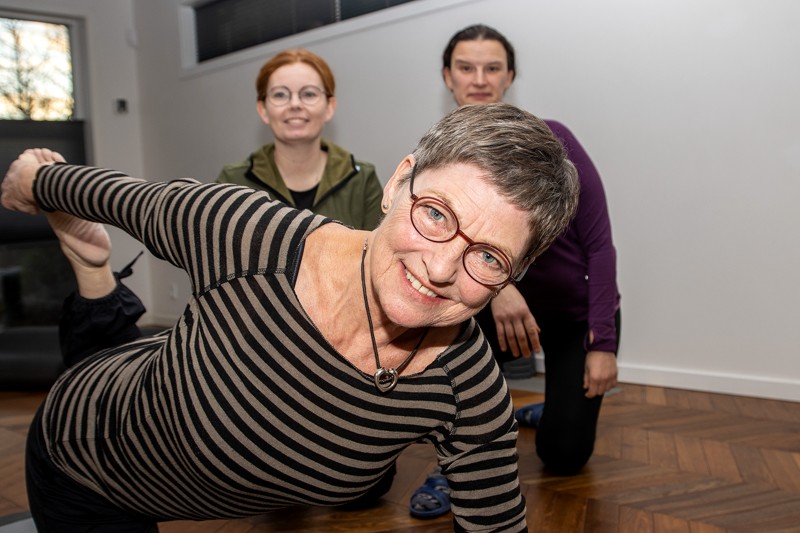 Sonja Pedersen viser yoga-øvelsen ”vildkatten”. I baggrunden Sonja Pedersens to nye kolleger, Ditte Svendsen og Maren Brehmer.