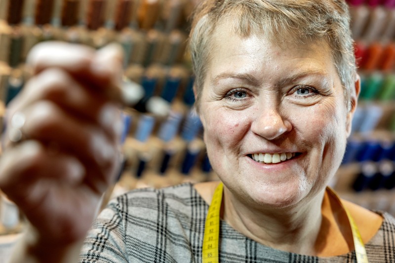 Inger Marianne Madsen fik en usædvanlig opgave til sin systue: 45 nye uniformer ti Hobro Borgervæbning.