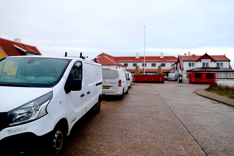 Op mod 25 håndværkervarevogne vidner om de store projekter, der er igang bag de lukkede døre på Ruths Hotel.