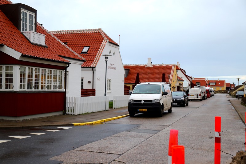 Så langt øjet rækker, er der håndværkervogne på Jeckelsvej i Gl. Skagen.