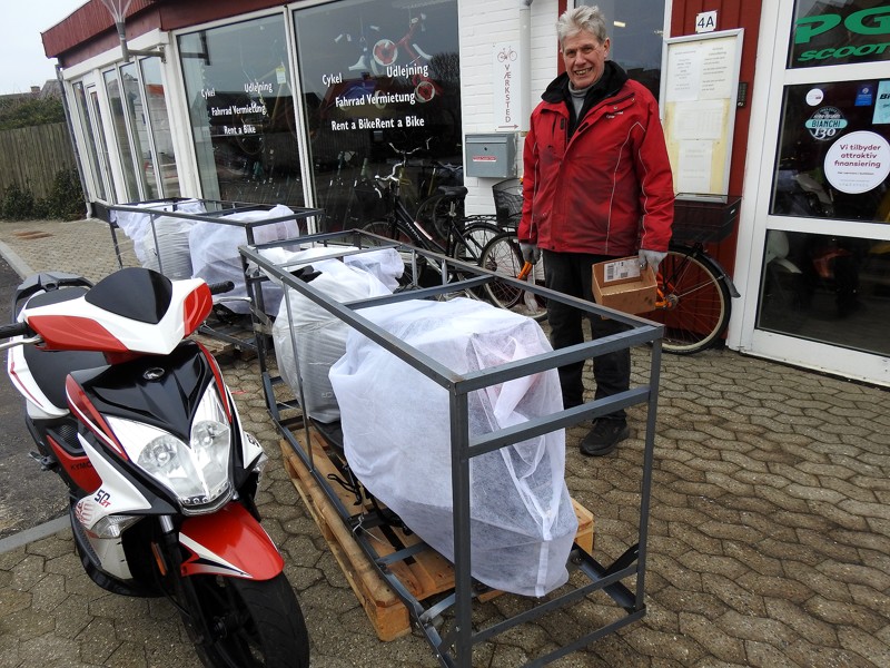 Der kommer hele tiden mange varer hjem, her er det to PGO 30 scootere, som koster cirka 20.000 stykket.