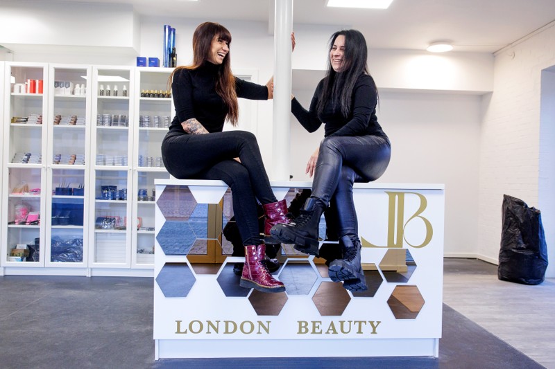 Zaneta Seske (tv) og Rasa Ivaskeviciene åbner klinikken London Beauty i Adelgade 5 i Hobro.