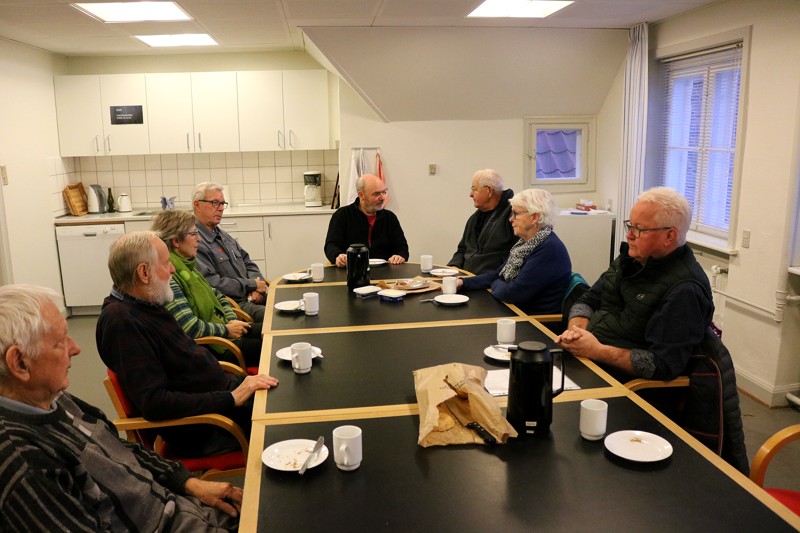 De frivillige i driftsgruppen lader op med morgenkaffe inden de tager fat på dagen dont.