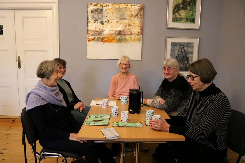 Café Pigerne fordeler opgaverne imellem sig til forårets møder, musikaftner og foredrag.