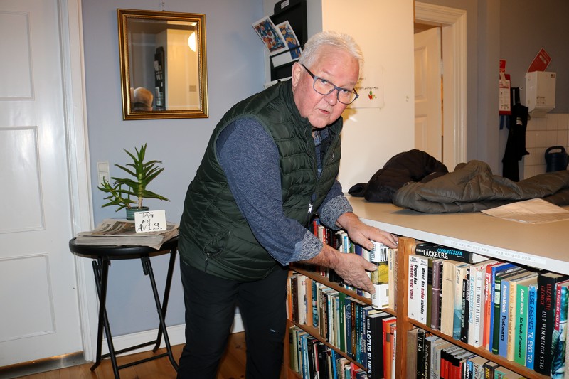 Pedel og kasserer Per Hjortnæs Pedersen præsenterer Retfærdighedens bibliotek, hvor alle kan låne eller aflevere brugte bøger.