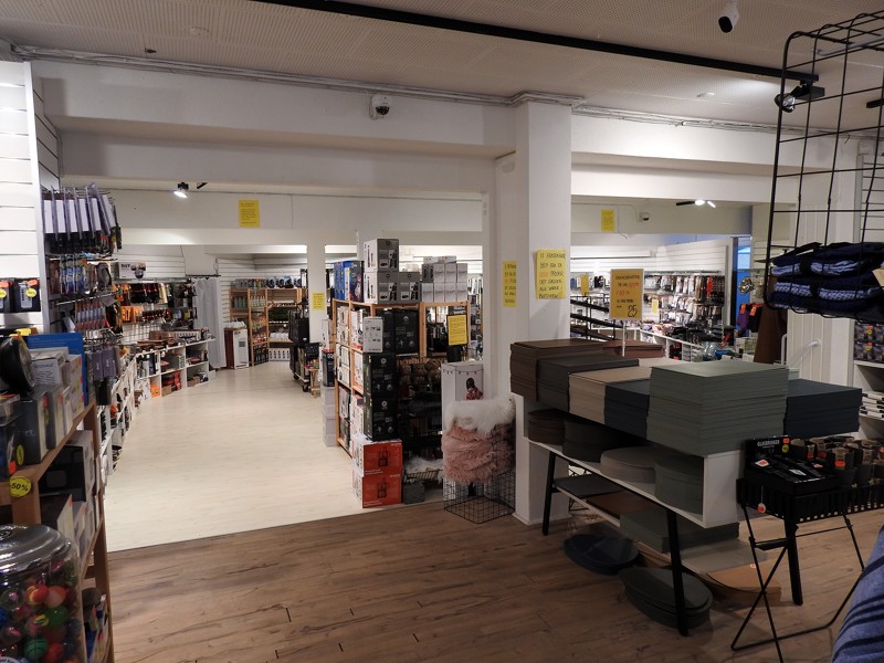 Butikken er fyldt op med varer, så man kan stort set få alt inden for isenkram hos Brinks.