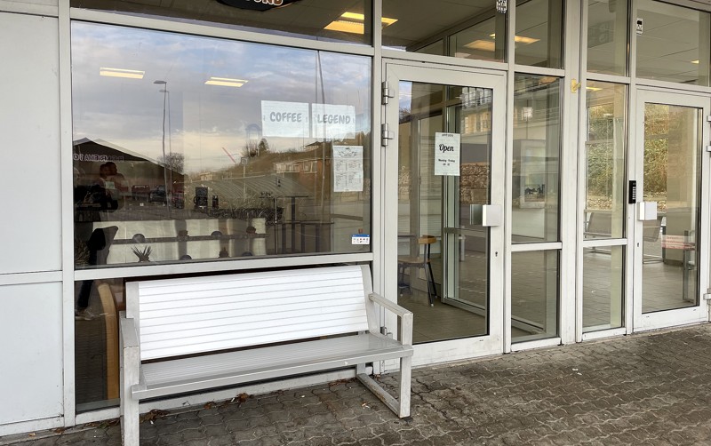 Coffee Legend ligger på Hadsund Busstation. Fortsat med en lidt anonym facade. Men kig endelig indenfor...