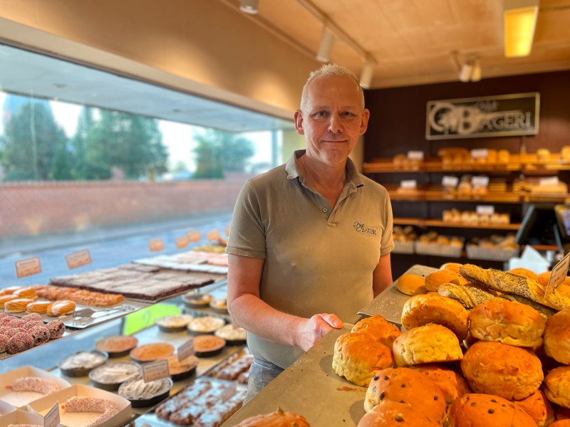 "Jeg kan godt mærke, at jeg i dag er byens eneste bager. Selvom det konkurrencemæssigt selvfølgelig er dejligt at være den eneste, så kan jeg godt savne en kollega i byen", fortæller Michael Høj. 
