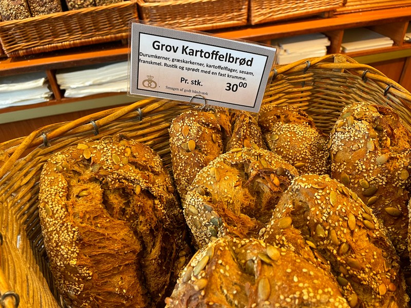 Et af de store hit i butikken er det grove kartoffelbrød, der skal hæve i 16 timer før det bages. Det kan smages - og det går bogstaveligt talt som varmt brød...