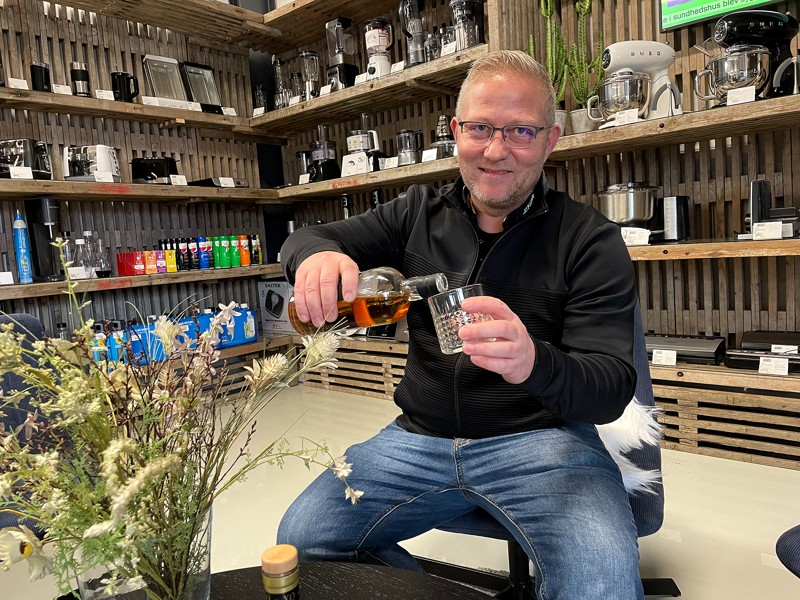 Butikken har sin egen lounge, hvor du kan få lidt at varme dig på. Både kaffe, the, kakao og såmænd også en whisky og cognac.
