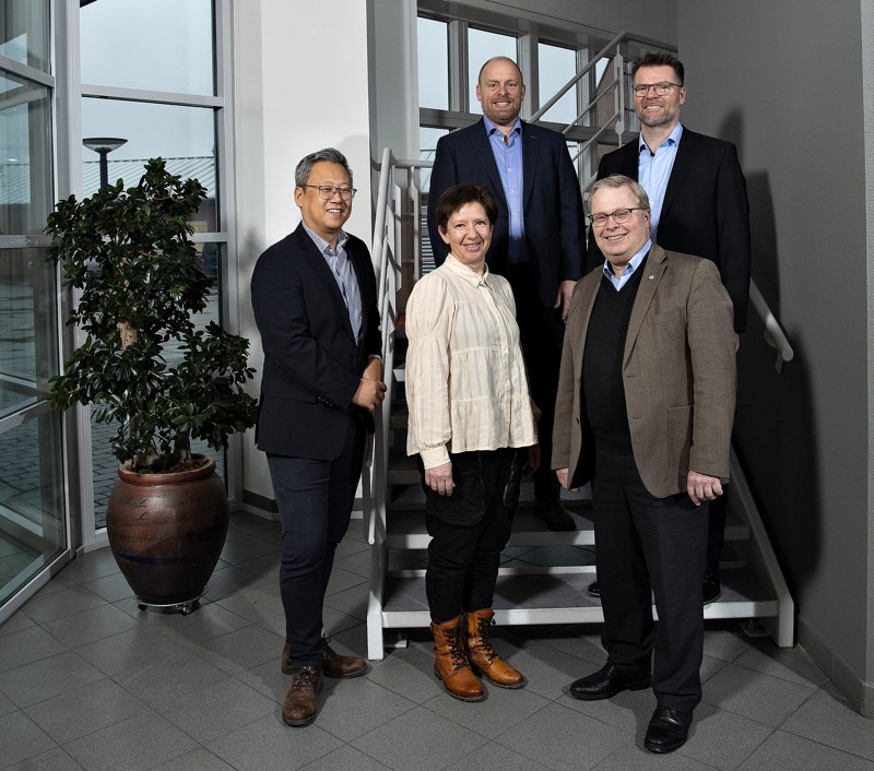 Teamet hos Mariagerfjord Erhverv. Forrest fra venstre: Henrik K. Hansen, erhvervskonsulent, Helle Zinn, sekretær, Keld Christensen, erhvervskonsulent. Bagerst fra venstre: Lars Dahl Vester, erhvervskonsulent og Michael Christiansen, erhvervschef.