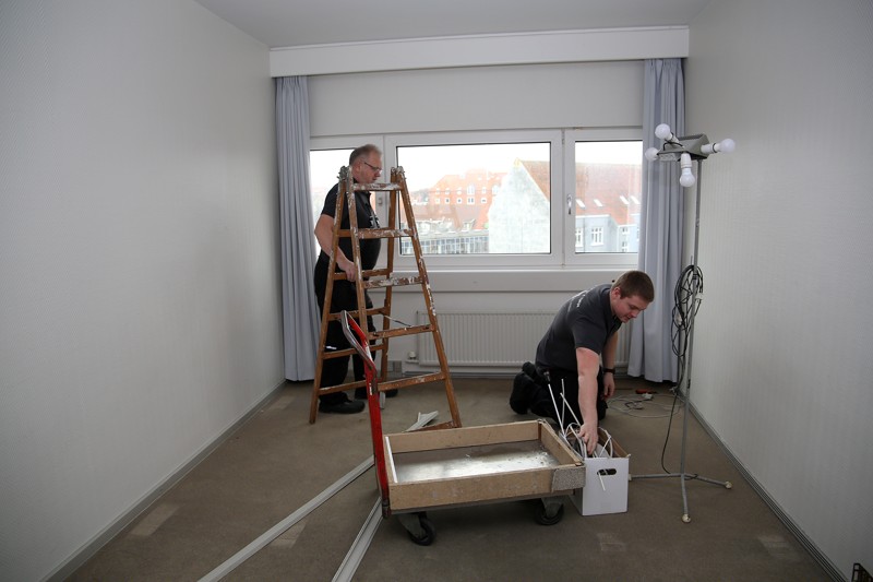Renoveringen af værelser udføres delvis af hotellets egne teknikere, her er det Christer og Per.