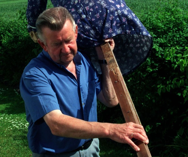 Carlo Hundahl Jensen, fotograferet i 2001, med en af de hekse, som han i mange år sørgede for til sankthansbålet.
