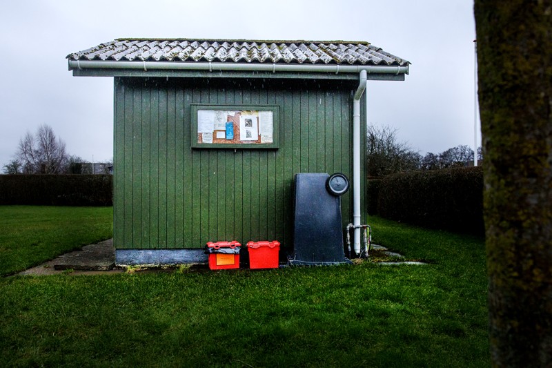 Kolonihaveforeningen Fjordglimt i Hadsund har én enkelt 140 liters beholder til restaffald. Den rækker til 30 kolonister. Nu hvor kolonisterne skal i gang med at sortere til genbrug, skal de have en ekstra beholder med rum til papir, pap, plastic, metal og mælkekartoner mv.
