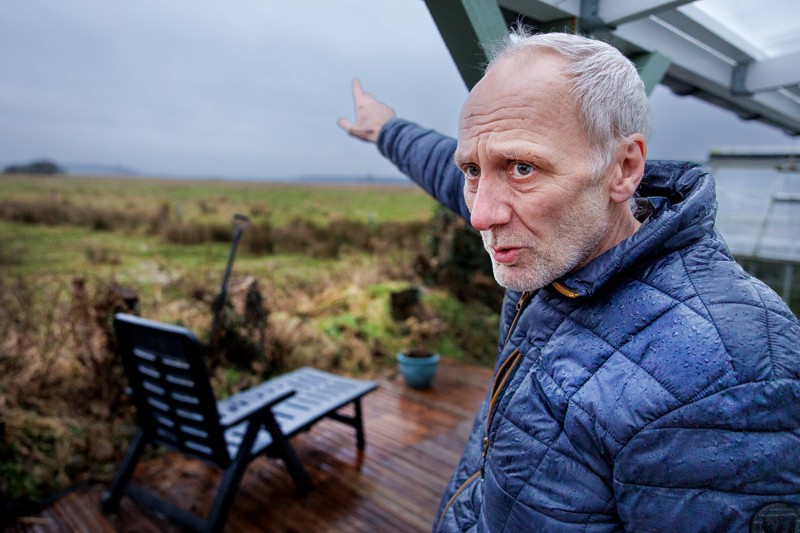 Kjeld Jellesen syntes, det var lige i overkanten, at kommunen ville opkræve 28.000 kroner om året for en container til genbrug i den kolonihaveforening, hvor han er næstformand. Han og hans hustru, Lotte, købte for to år siden en kolonihave i Fjordglimt og nyder en formidabel udsigt over eng og fjord.