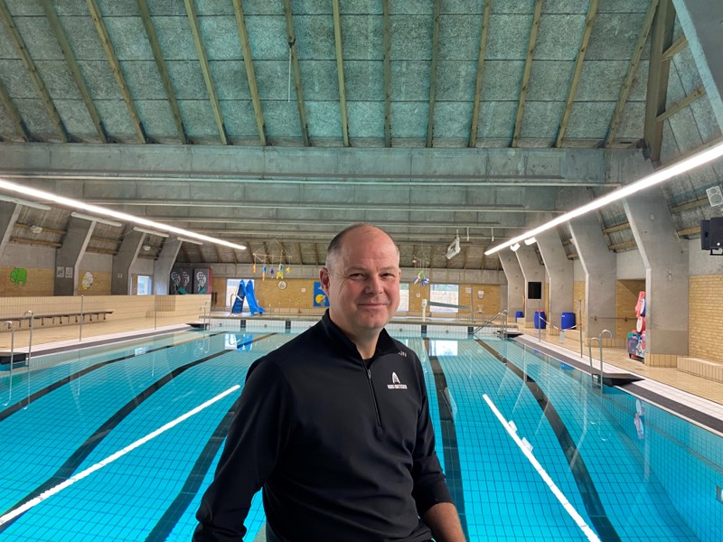 Det er aldrig for sent at skifte spor i livet, mener Thomas Bak, der i en alder af 50 har skiftet titlen som VVS'er ud med titlen som bademester i Hobro Idrætscenter.