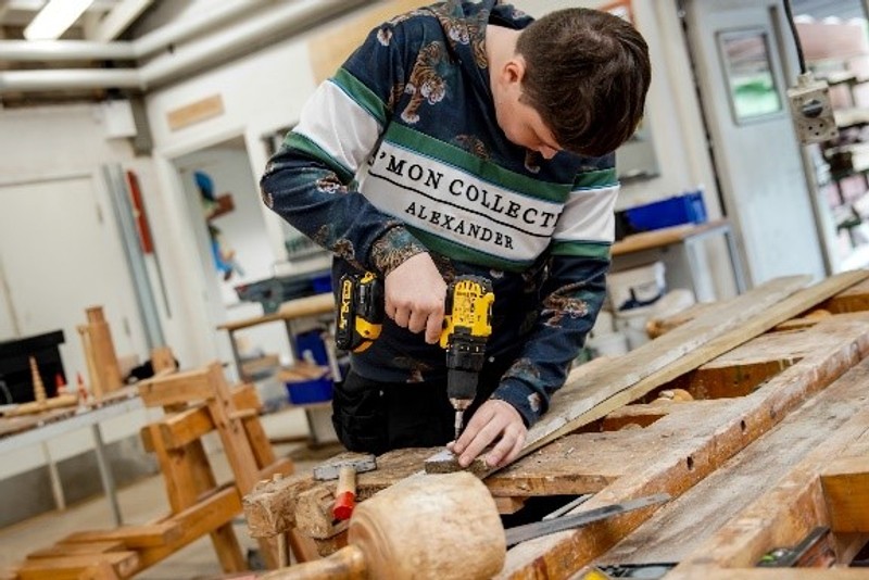 Tolne Efterskole har netop modtaget i nærheden af en halv million kroner fra Tietgenfonden. Pengene - helt præcist 458.700 kroner - skal bruges til indkøb af nye maskiner, så skolens værksteder kan opgraderes.