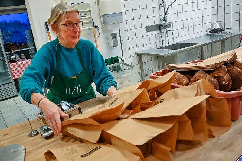 Anette Bjerregaard i gang med at pakke brødene, så de hurtigt kan komme ud til familierne. 