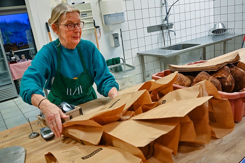 Anette Bjerregaard i gang med at pakke brødene, så de hurtigt kan komme ud til familierne.