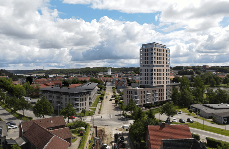 Sådan kan et nyt boligbyggeri i 15 etager på Klochhusgrunden, Jernbanegade 15 i Hobro, komme til at se ud. 250 borgere har skrevet under på, at de ikke vil have det. 