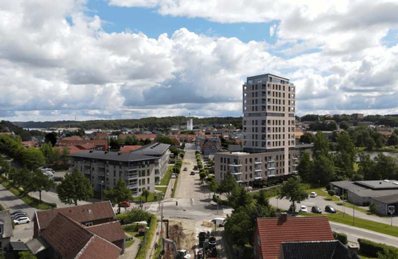 Sådan kan et nyt boligbyggeri i 15 etager på Klochhusgrunden, Jernbanegade 15 i Hobro, komme til at se ud. 250 borgere har skrevet under på, at de ikke vil have det.
