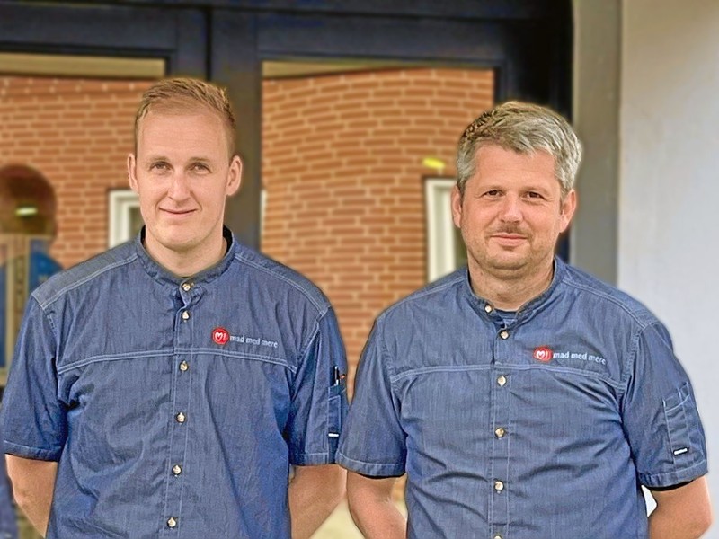 28-årige Marc Hauboe Frederiksen (tv.) er ikke længere medejer af Emilievejs Slagterforretning i Frederikshavn. Butikken drives videre af 42-årige Thomas Trolle Pedersen (th).