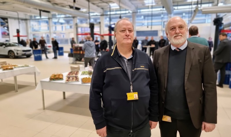 Til venstre EUC Nords uddannelseschef Jesper Clausen og til højre EUC Nords direktør Neil Jacobsen i det nye værksted hos Autobranchens Udviklingscenter.