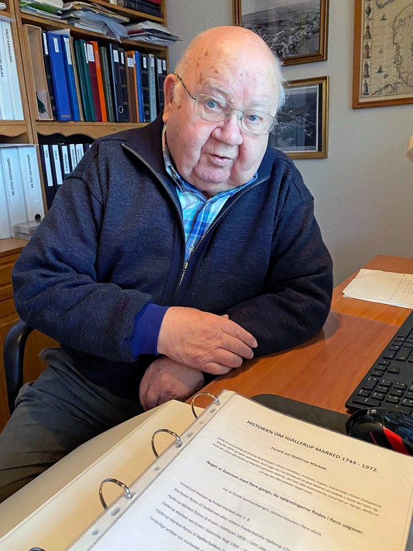 Carl Jensen peger på, at det er vigtigt at gemme nutiden, og han er bange for at meget går tabt, når alt gemmes på en computer.