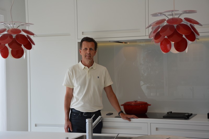 Bo Mellergaard fortæller, at butikken i Frederikshavn bestemt ikke lukker. Der forhandles nemlig allerede med en ny leverandør af køkkener.