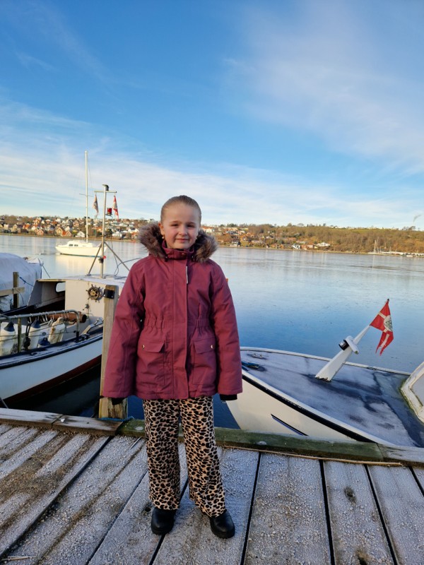 For tre måneder siden kastede Maggie Stadsgaard Kjær en flaskepost i Mariager Fjord fra en bro i den gamle fiskerihavn - fredag blev den fisket op af en fisker ved Als Odde, og så brød jublen løs.