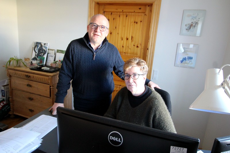 Ægteparret Laila Andersen og Anders Peter Jensen bruger mange timer på kontoret hver dag.