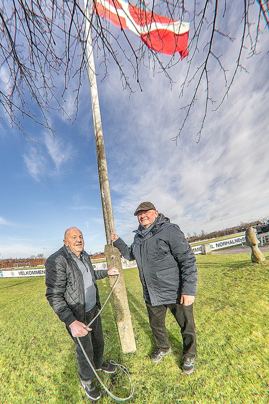 Jens Sejling og Finn Carstensen sendte Dannebrog tip tops ved lørdagens standerhejsning.
