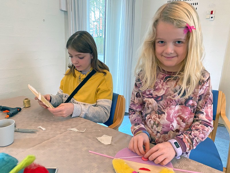 Vera på 12 og Lærke på 8 deltog i den kreative dag i sognegården. De er her ved at lave cirkelkunst.
