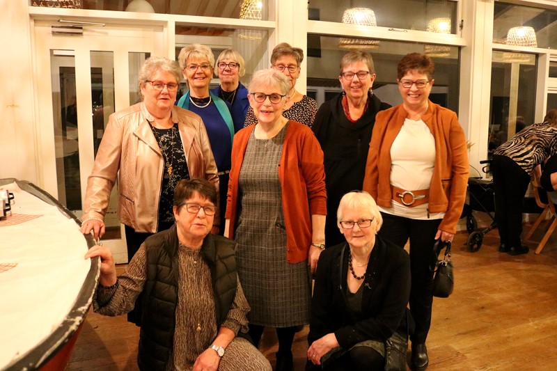 Den aktive bestyrelse med suppleanter stående fra venstre: Grethe Christensen, Karen Drastrup, Søs Nielsen, Ruth Pedersen, Dorthe Ramlov, Vera Sørensen og Birthe Mellergaard. Forrest sidder Birgit Erikstrup og Yrsa Østergaard.