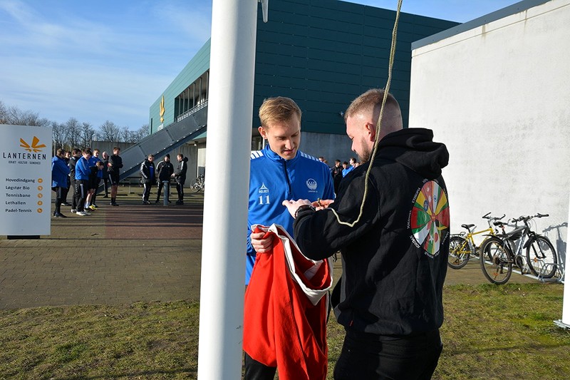 Formanden Chris Severinsen og  Mathias Toft sørgede for at flaget kom til tops.