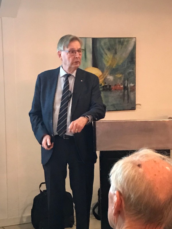 Ole Larsen Kandborg er pensioneret generalløjtnant og betegnes som et koryfæ indenfor det danske forsvar.