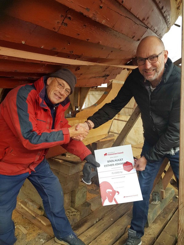 Jes Jacob, Fonden Himmerland, overdrager fondens gavekort til Paul Erik Bidinger, Bådelauget Esther-Johannes oldermand.