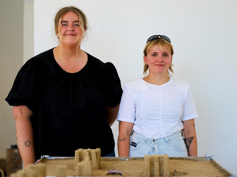 Anne Møller Christensen og Sara Løvschall Grøntved som står bag en række koncerter med upcoming bands i SKAL Contemporarys lokaler på Sct Laurentiivej.