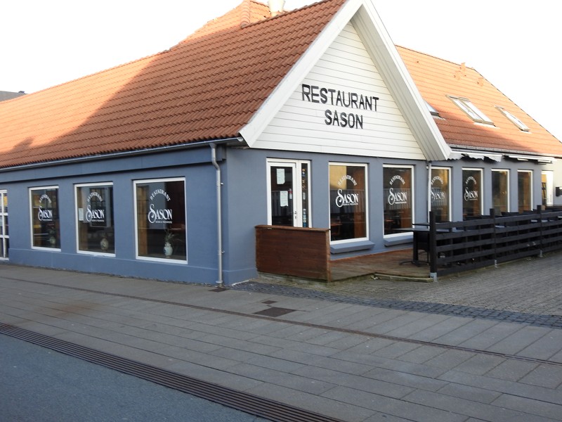 Restaurant Sason ligger først i Nørregade i Hirtshals, når man kommer fra Runddelen.