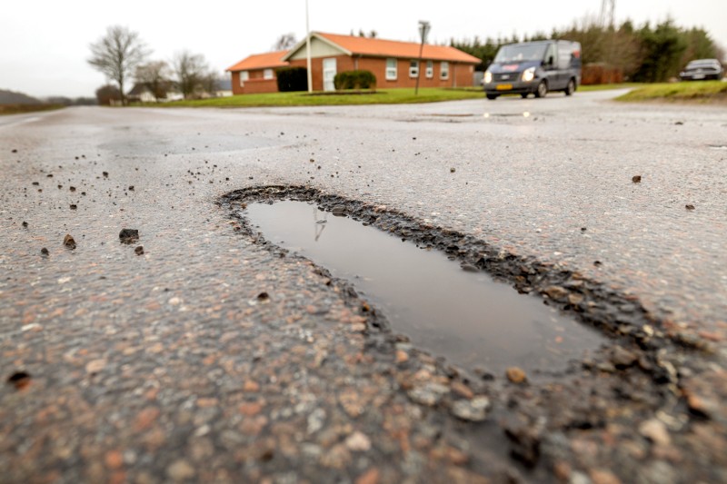 Oplever man, at der går lang tid, før kommunen får repareret huller i veje, kan det skyldes, at hullerne ikke vurderes at være kritisk store - og ellers er man altid velkommen til at tippe kommunen om hullerne.