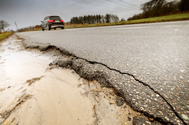 Estrupvej mellem Øster Hornum og Støvring er ifølge borgere, der færdes der, en sand slalombane for trafikanter, der gerne vil køre uden om de mange huller.